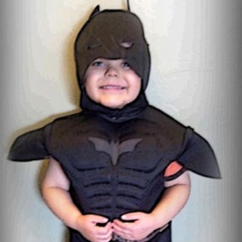 Fundação transforma garoto com leucemia em Batman por um dia