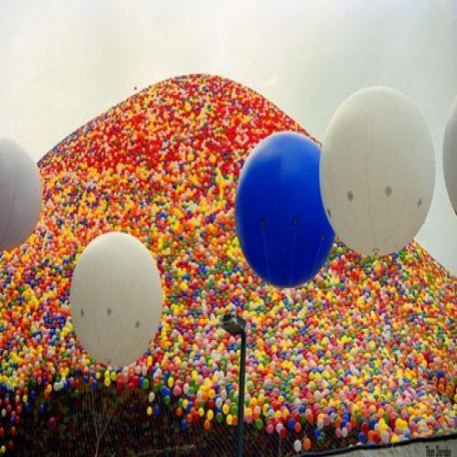 Isso é o que acontece quando 1,5 milhão de balões são soltos