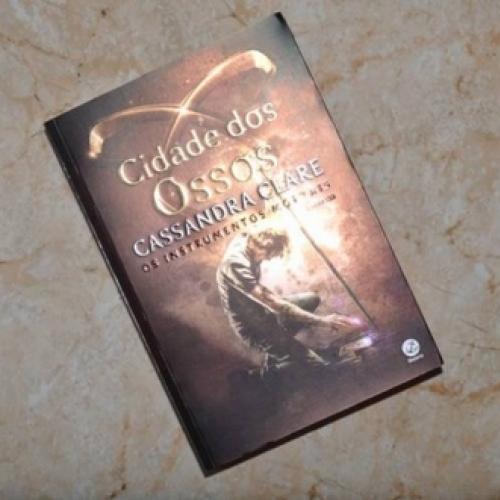 Resenha literária: Cidade dos Ossos