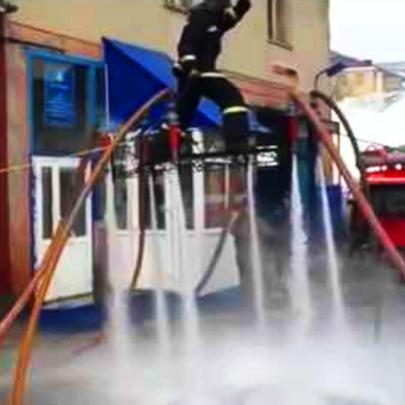 Bombeiros criam um skate voador com mangueiras de incêndio 