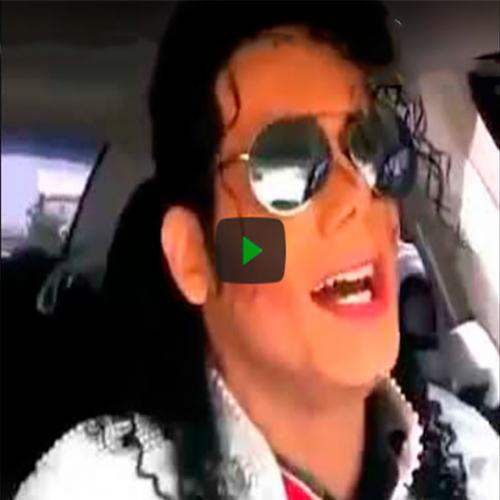 Michael Jackson relaxadão ouvindo música em seu carro