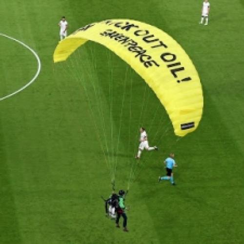 Homem tenta voar em estádio e cai na frente de milhares