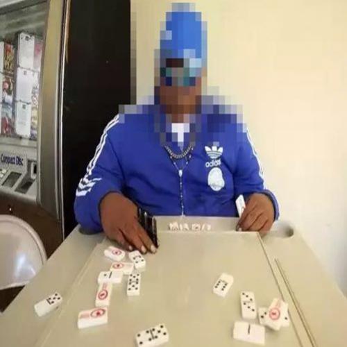 Cadáver é posto sentado 'jogando dominó' em sua própria festa de...