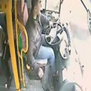 Motorista escapa da morte após poste invadir ônibus