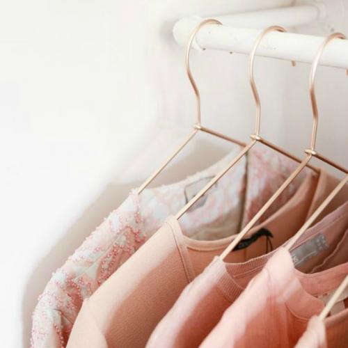 Um guia prático e fácil de como organizar seu guarda-roupa