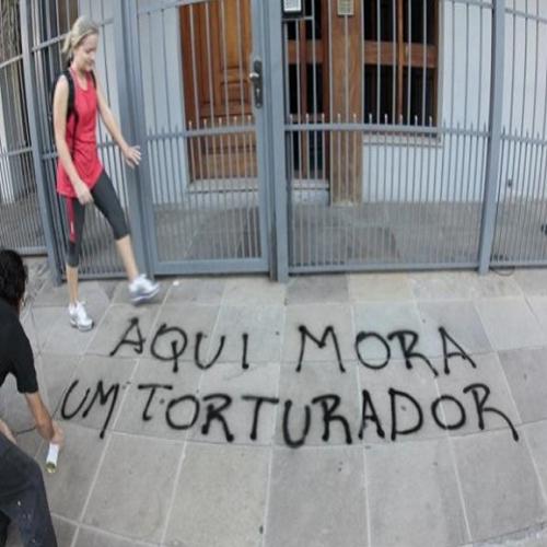  Jovens denunciam torturadores da ditadura com pichações 