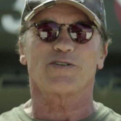 Arnold Schwarzenegger destruindo tudo em campanha para a caridade