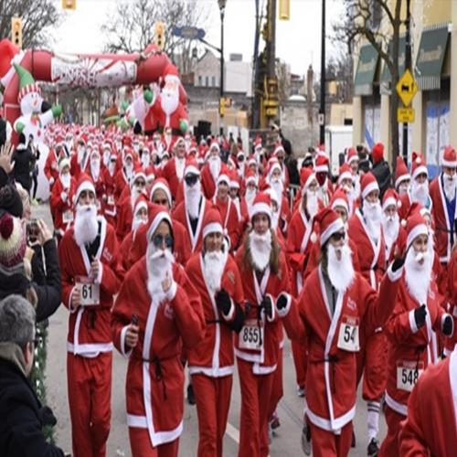 A divertida corrida com participantes vestidos de Papai Noel
