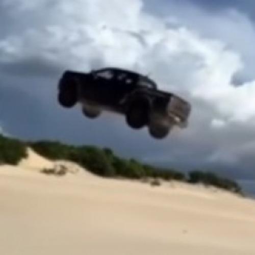 Carro voador: picape decola em duna é destruída e leva multa