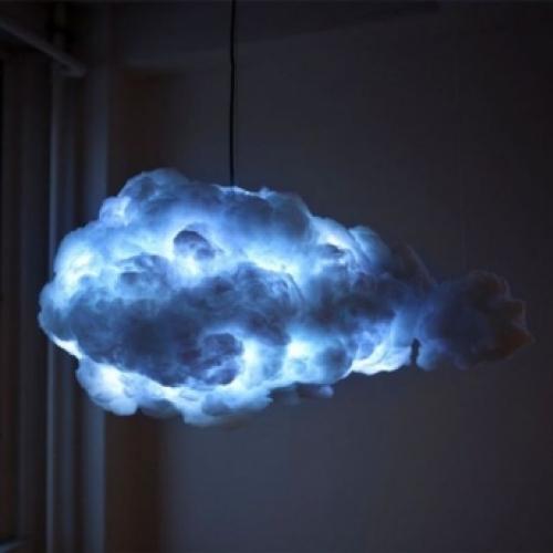 Uma incrível luminária em forma de nuvem com relâmpagos