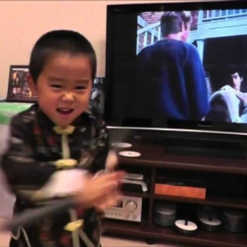 Garoto de 4 anos imita golpes do Bruce Lee