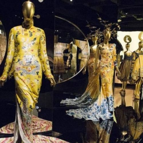 Exposição de moda sobre a cultura chinesa é aberta no Met de Nova York