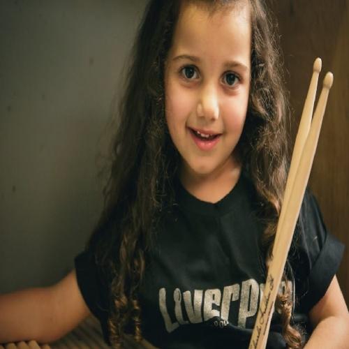 Garota de 5 anos faz cover incrível de System of a Down na bateria
