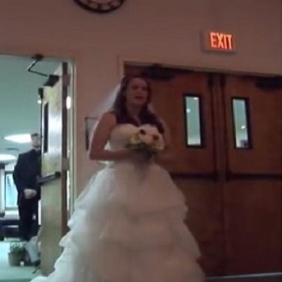 Noiva canta ao entrar na igreja e tira lágrimas do seu amado