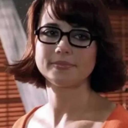 Veja como está atualmente a Velma do filme 'Scooby-Doo'