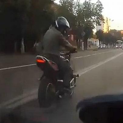 Motociclista tenta fazer graça pra garota mas acaba se dando muito mal