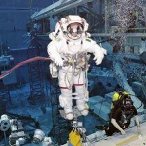 Piscina para treinamento de astronautas da NASA