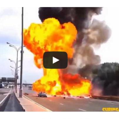 Caminhão com cilindros de gás bate causa uma baita explosão