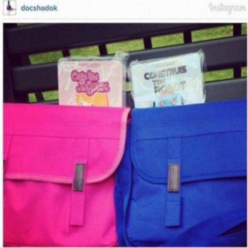 Distribuição de mochilas escolares azuis e rosas causa polêmica