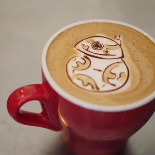 Por que não fazer arte no café?Essa garota está fazendo isso muito bem