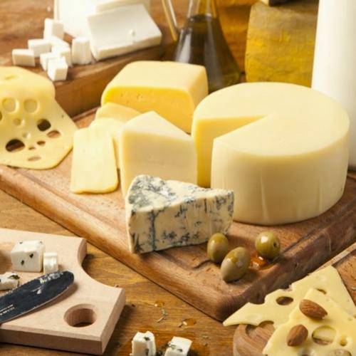 Por que alguns queijos fedem tanto?