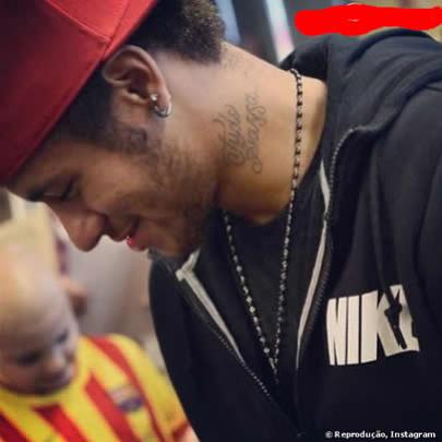 Neymar publicou uma foto no Instagram na qual exibe uma tatuagem no pe