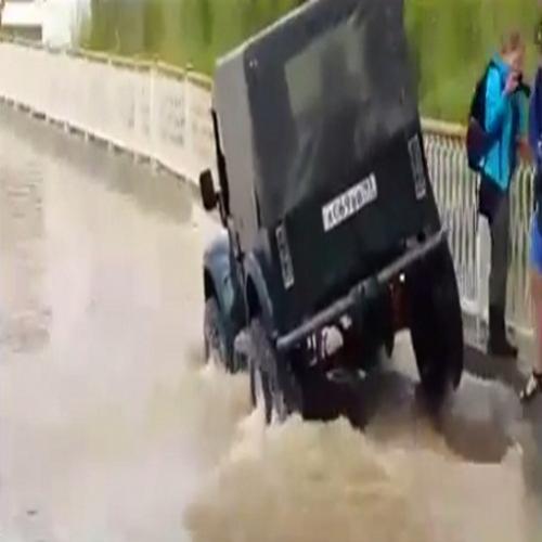 Você já viu um Russo tentando passar em uma enchente de carro?