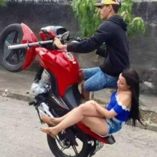 Quando vejo alguém empinando moto