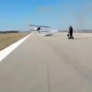 Avião passando muito perto de homem com quadriciclo
