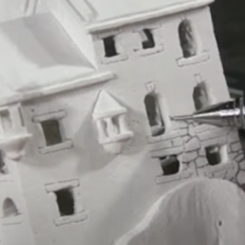 Artista esculpe castelo em miniatura de maneira incrível