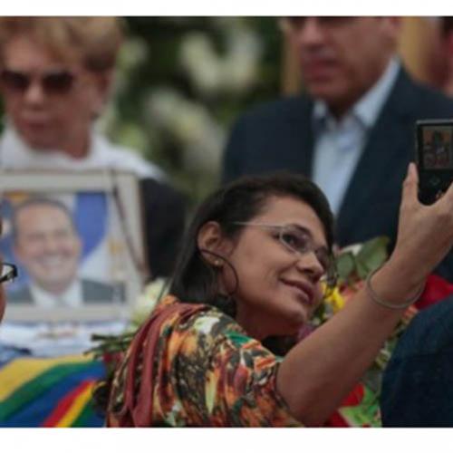 Mulher tira selfie no velório de Eduardo Campos e vira piada