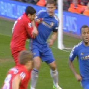 Luis Suárez morde Ivanovic no jogo Liverpool-Chelsea