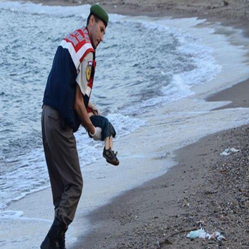 A foto do menino sírio encontrado na praia foi encenada?
