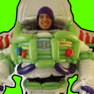 Americano faz fantasia de Buzz Lightyear feita de balões (Vídeo)