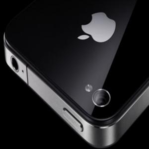 Aeromoça atende iPhone que estava carregando e morre eletrocutada