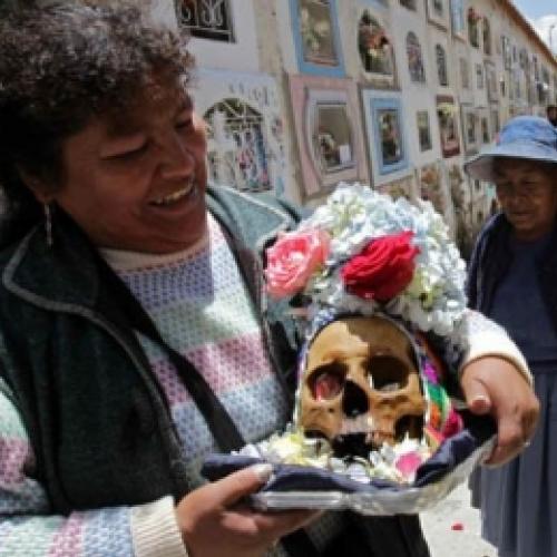Conheça a festa boliviana que enfeita caveiras para homenageá-las