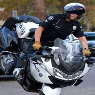 O que um policial faz com a sua moto nas horas vagas!