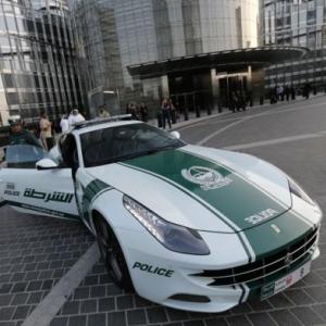 Polícia de Dubai tem Ferrari nova em sua frota