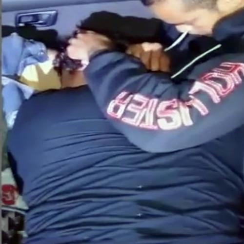 Estes policiais abordaram dois dorminhocos em uma situação estranha