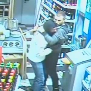 Ladrão 'chorão' se lamenta no ombro de vítima após assalto frustrado