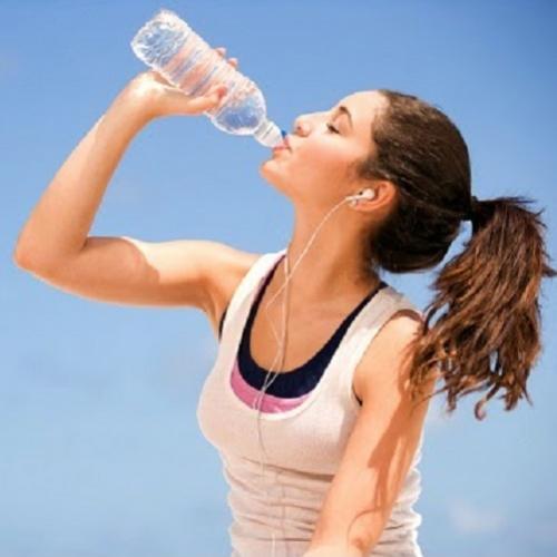 Mulher bebe 3 litros de água por dia e fica 10 anos mais jovem