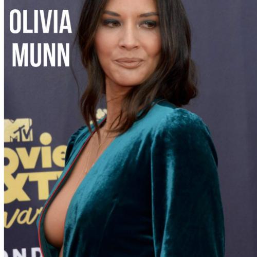 A belíssima atriz Olivia Munn mostra demais em evento