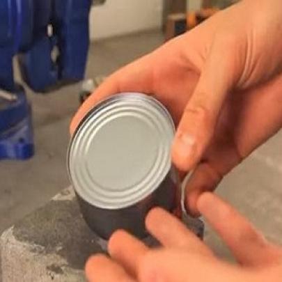 Como abrir uma lata sem precisar de nenhuma ferramenta
