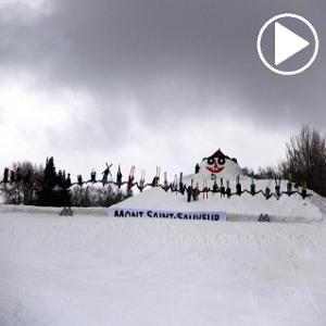 Salto mortal coletivo no esqui com 30 pessoas