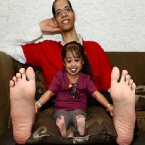 Menor mulher do mundo e o homem com os maiores pés do mundo 