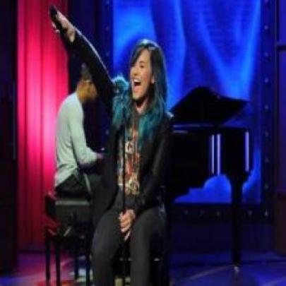 Ser gay não é vergonha nenhuma, diz Demi Lovato sobre beijo lésbico