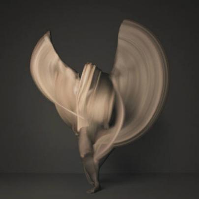 Fotógrafo cria 'esculturas em movimento' com bailarina nua
