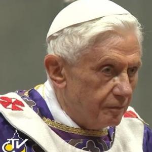 Papa muda regra para eleger sucessor, e cardeais iniciarão conclave