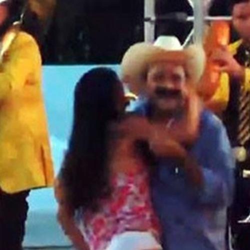 Prefeito causa polêmica ao levantar vestido de mulher em palco de show