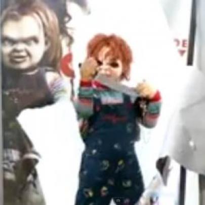 Pegadinha do Chucky: Brinquedo assassino ataca em abrigo de ônibus
